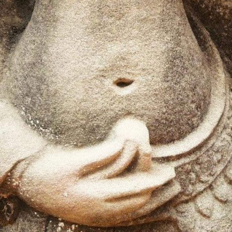 Alte Steinstatur von einem Frauenbauch mit Bauchnabel Hand darunter zum Mundra Frauengesndheit und Frauenberatung